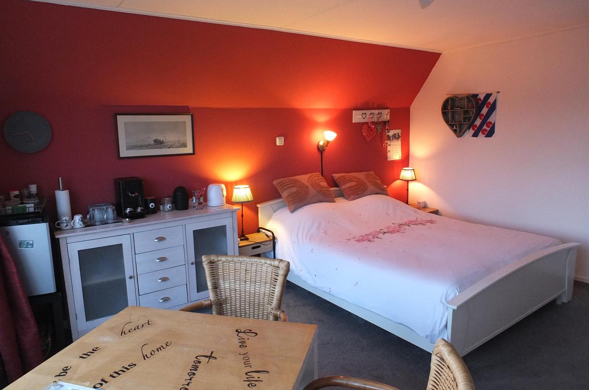 B&B Ferdivedaasje Dokkum Buitenkant foto